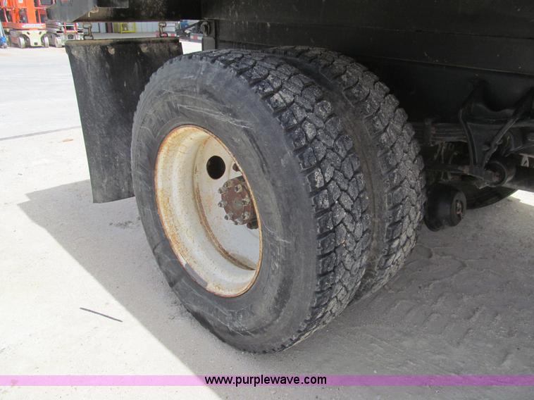 image for item H8943 2007 Ford F750 Super Duty XL dump truck