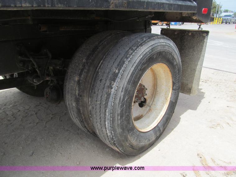image for item H8943 2007 Ford F750 Super Duty XL dump truck