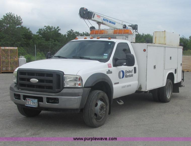 image for item J2489 2005 Ford F550 Super Duty XL service truck with crane