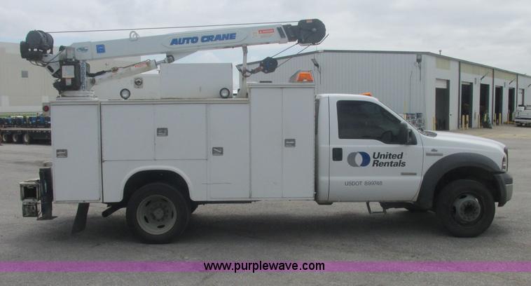 image for item J2489 2005 Ford F550 Super Duty XL service truck with crane