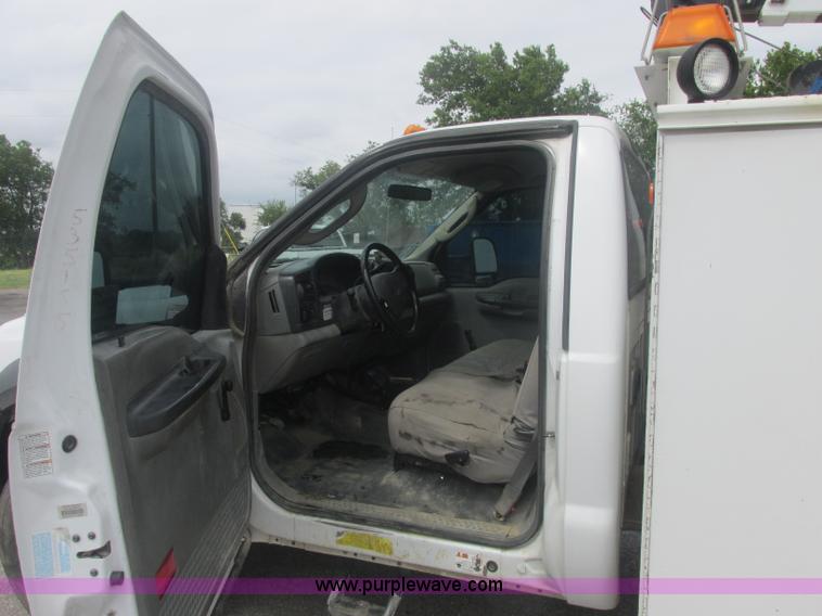 image for item J2489 2005 Ford F550 Super Duty XL service truck with crane