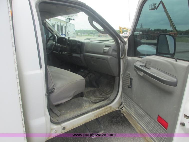 image for item J2489 2005 Ford F550 Super Duty XL service truck with crane