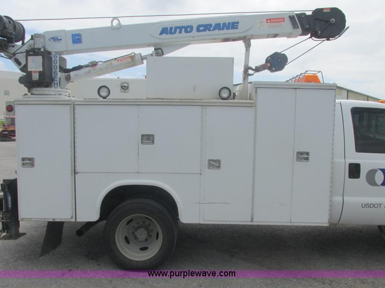 image for item J2489 2005 Ford F550 Super Duty XL service truck with crane