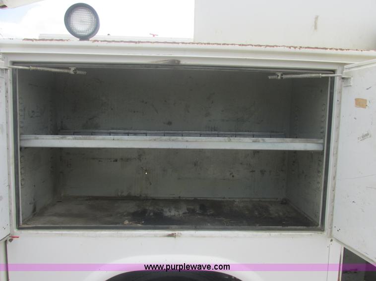 image for item J2489 2005 Ford F550 Super Duty XL service truck with crane