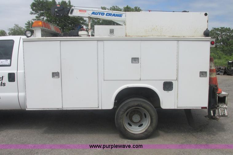 image for item J2489 2005 Ford F550 Super Duty XL service truck with crane