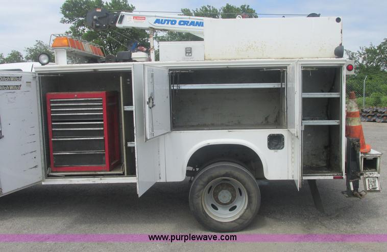 image for item J2489 2005 Ford F550 Super Duty XL service truck with crane