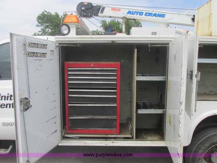image for item J2489 2005 Ford F550 Super Duty XL service truck with crane