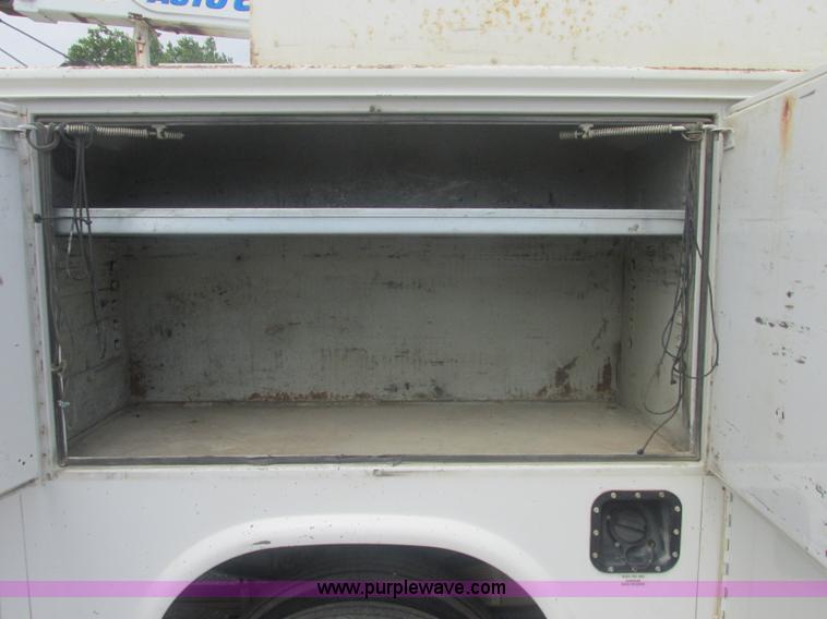 image for item J2489 2005 Ford F550 Super Duty XL service truck with crane