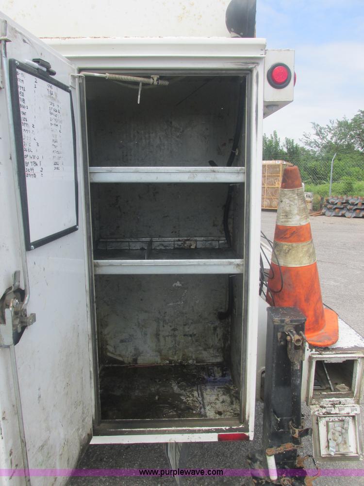 image for item J2489 2005 Ford F550 Super Duty XL service truck with crane