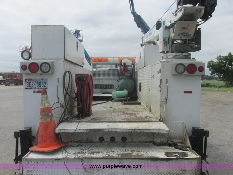 image for item J2489 2005 Ford F550 Super Duty XL service truck with crane