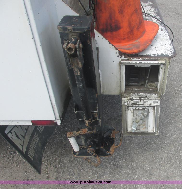 image for item J2489 2005 Ford F550 Super Duty XL service truck with crane