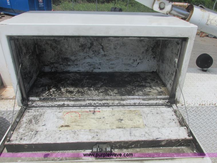 image for item J2489 2005 Ford F550 Super Duty XL service truck with crane