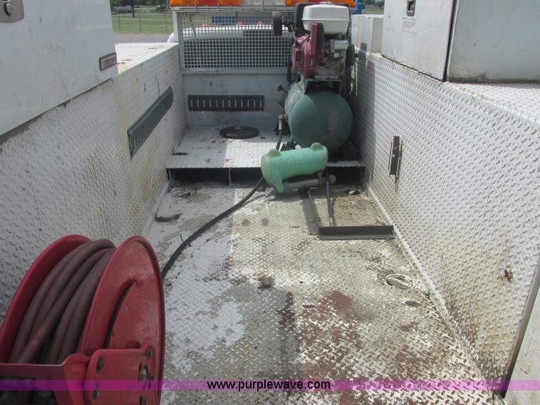 image for item J2489 2005 Ford F550 Super Duty XL service truck with crane