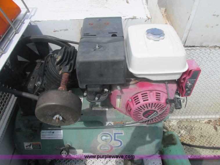 image for item J2489 2005 Ford F550 Super Duty XL service truck with crane