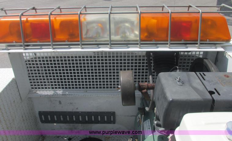 image for item J2489 2005 Ford F550 Super Duty XL service truck with crane