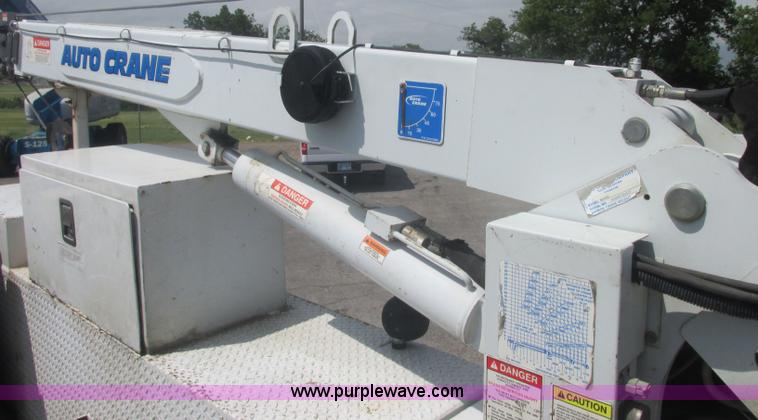 image for item J2489 2005 Ford F550 Super Duty XL service truck with crane