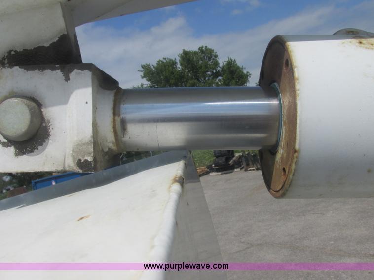 image for item J2489 2005 Ford F550 Super Duty XL service truck with crane