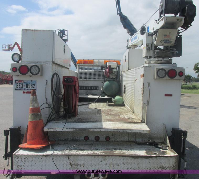 image for item J2489 2005 Ford F550 Super Duty XL service truck with crane