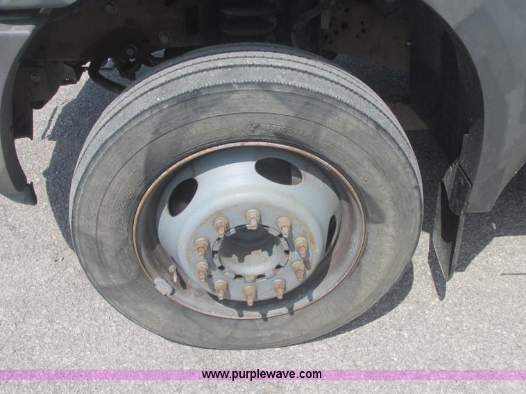 image for item J2489 2005 Ford F550 Super Duty XL service truck with crane