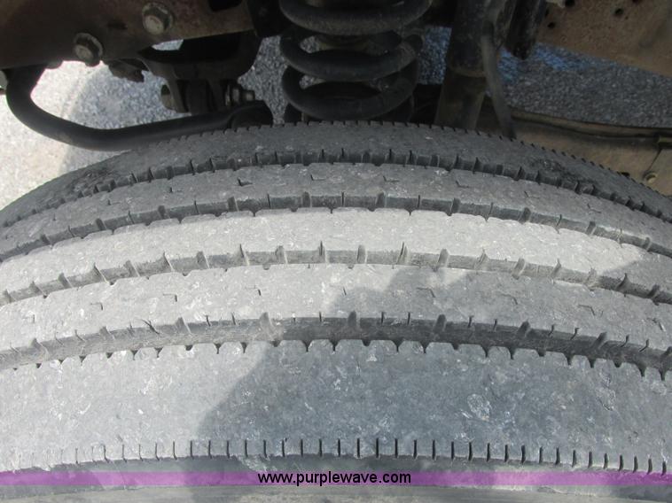 image for item J2489 2005 Ford F550 Super Duty XL service truck with crane