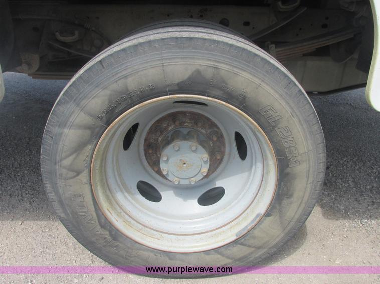 image for item J2489 2005 Ford F550 Super Duty XL service truck with crane