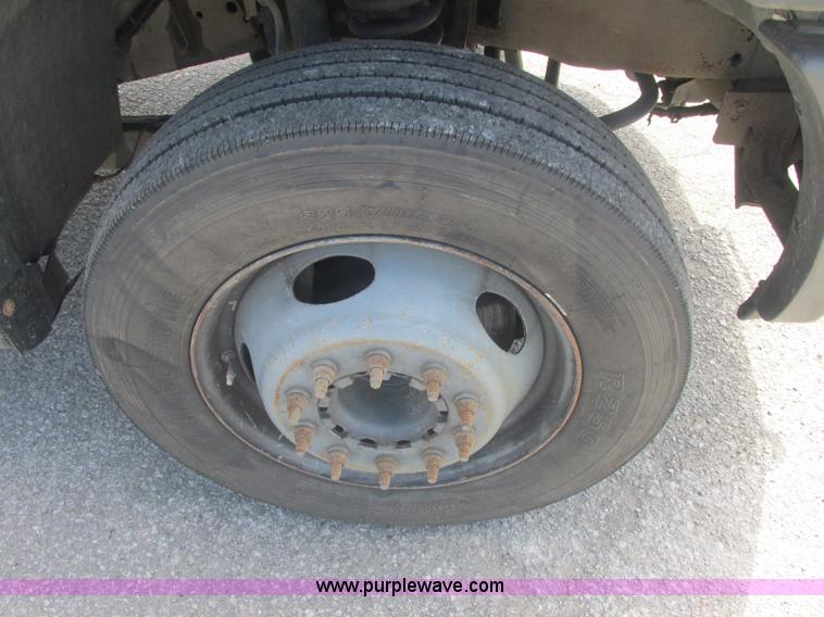 image for item J2489 2005 Ford F550 Super Duty XL service truck with crane