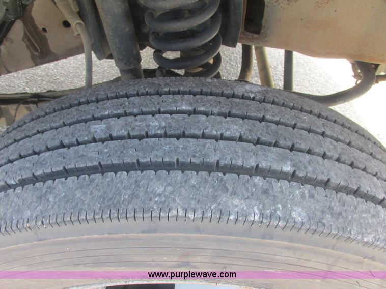 image for item J2489 2005 Ford F550 Super Duty XL service truck with crane