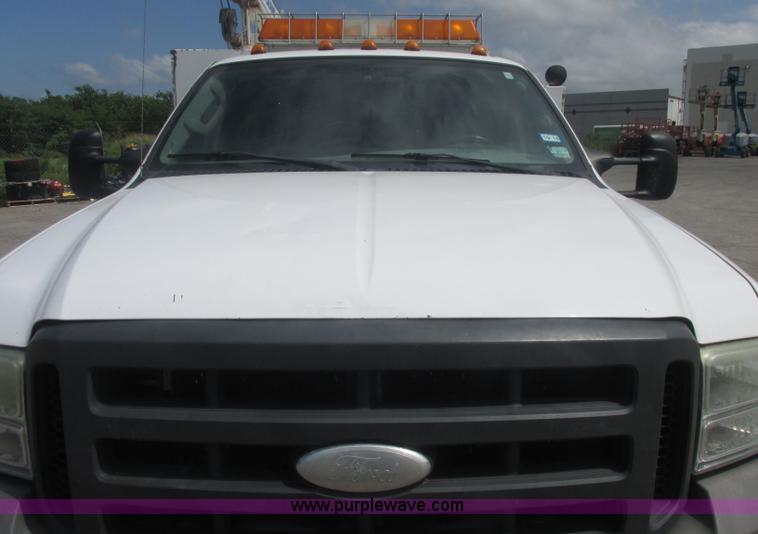 image for item J2489 2005 Ford F550 Super Duty XL service truck with crane
