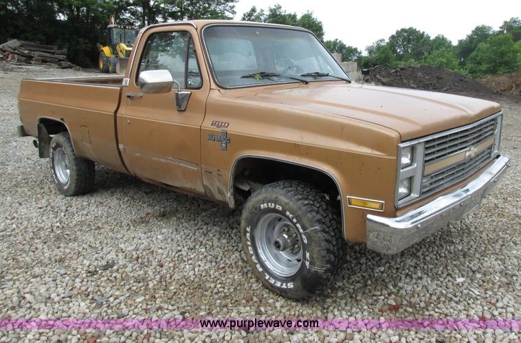 image for item AN9044 1986 Chevrolet Silverado K10 pickup truck
