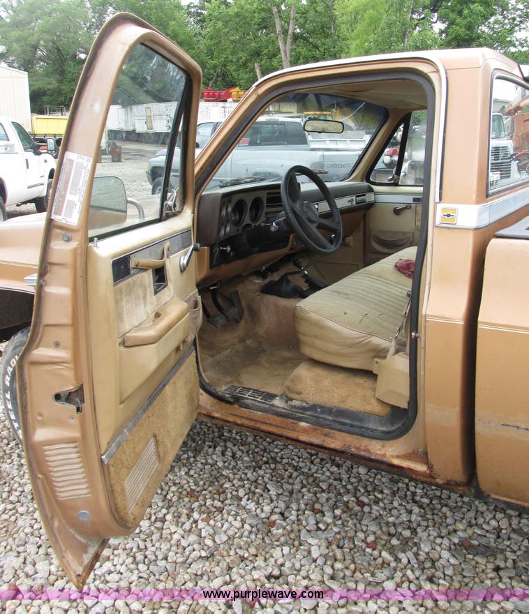image for item AN9044 1986 Chevrolet Silverado K10 pickup truck