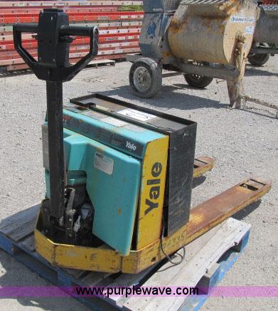 image for item F4950 1999 Yale MPB040ACN power pallet jack