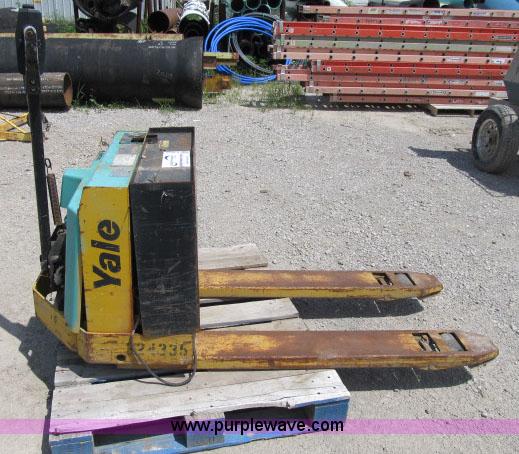 image for item F4950 1999 Yale MPB040ACN power pallet jack