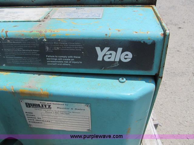 image for item F4950 1999 Yale MPB040ACN power pallet jack