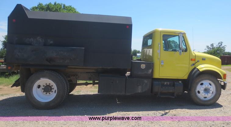 image for item F8291 1998 International 4700 chip bed truck