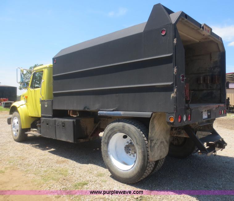 image for item F8291 1998 International 4700 chip bed truck