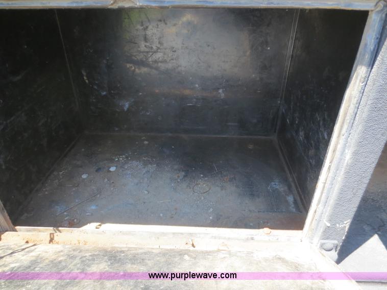 image for item F8291 1998 International 4700 chip bed truck