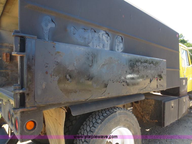 image for item F8291 1998 International 4700 chip bed truck