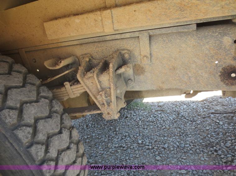 image for item F8291 1998 International 4700 chip bed truck