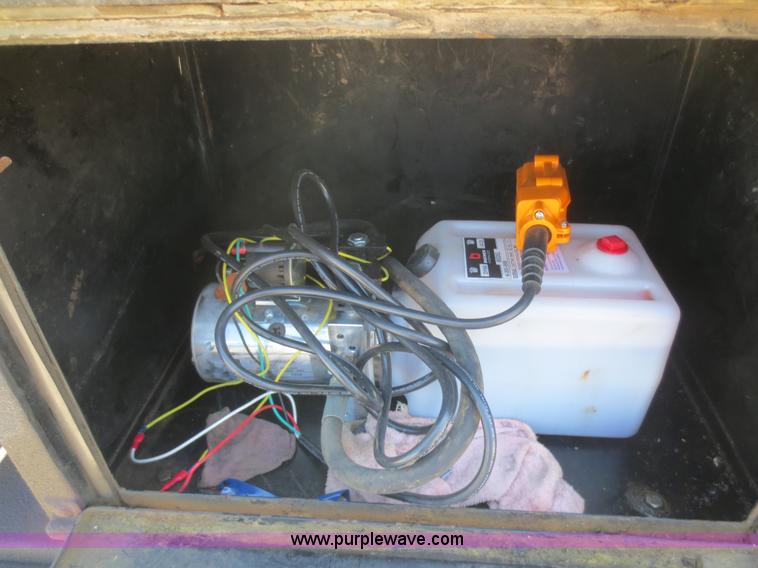 image for item F8291 1998 International 4700 chip bed truck