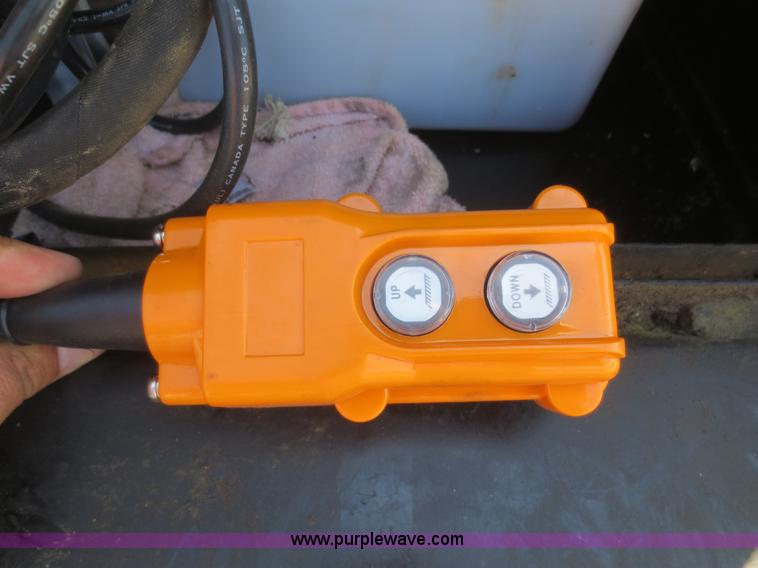 image for item F8291 1998 International 4700 chip bed truck