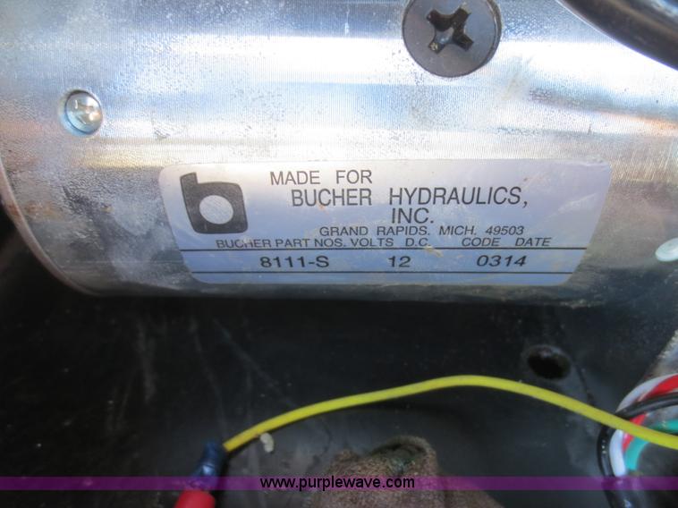 image for item F8291 1998 International 4700 chip bed truck