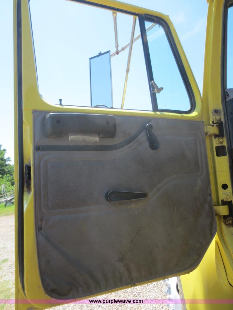 image for item F8291 1998 International 4700 chip bed truck