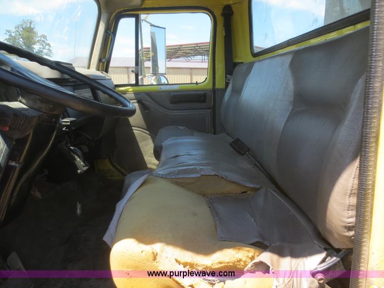 image for item F8291 1998 International 4700 chip bed truck