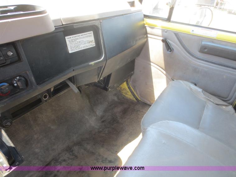 image for item F8291 1998 International 4700 chip bed truck