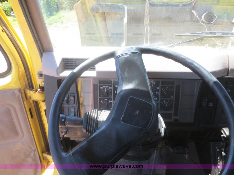 image for item F8291 1998 International 4700 chip bed truck