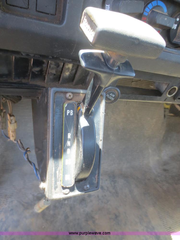 image for item F8291 1998 International 4700 chip bed truck