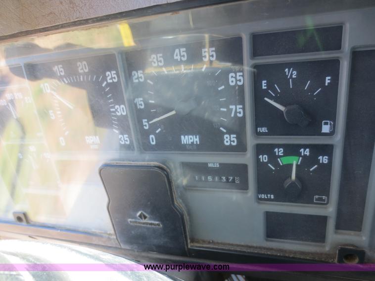 image for item F8291 1998 International 4700 chip bed truck