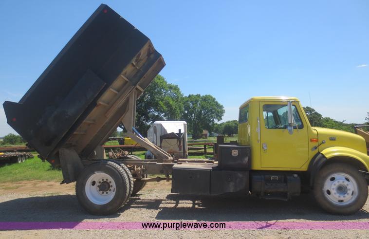 image for item F8291 1998 International 4700 chip bed truck