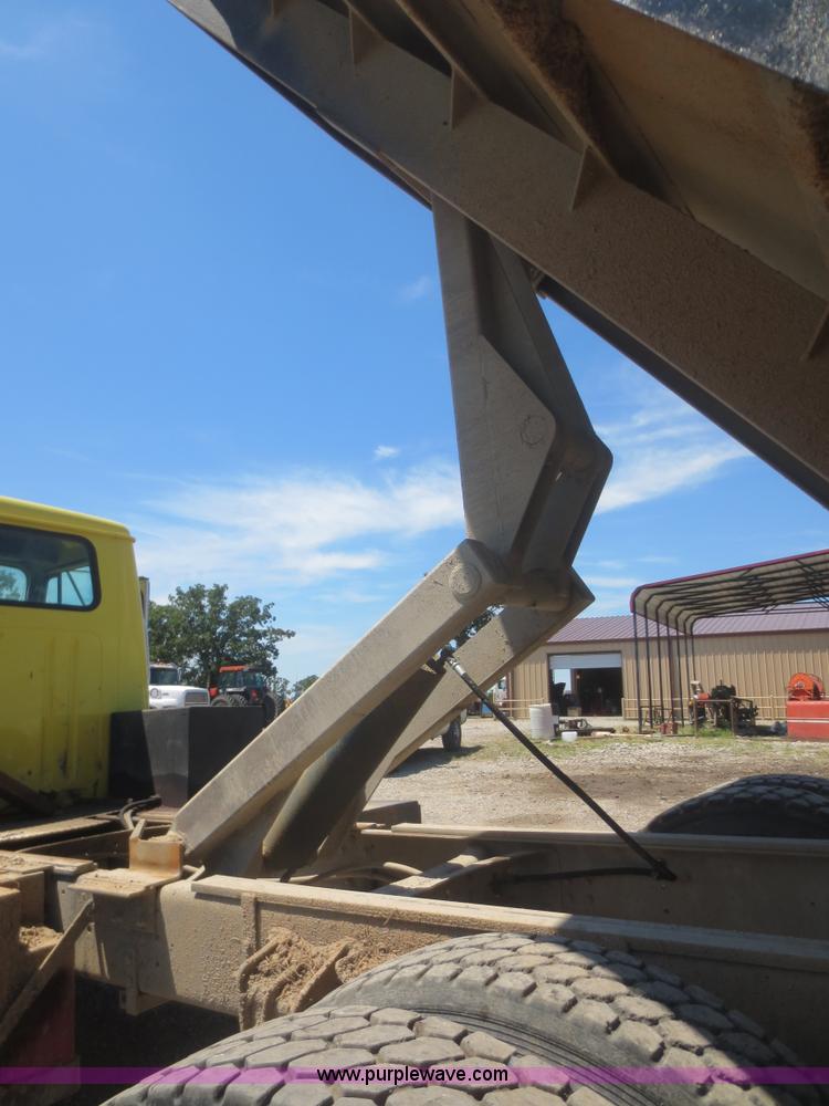 image for item F8291 1998 International 4700 chip bed truck