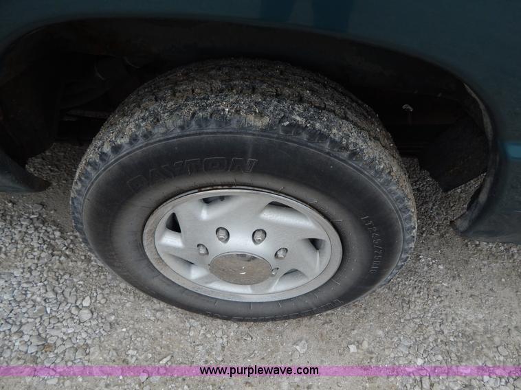 image for item H3320 1995 Ford Club Wagon van